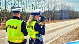 Policjanci mierzący prędkość.