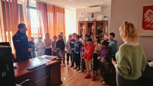 Dzieci w gabinecie u komendanta.