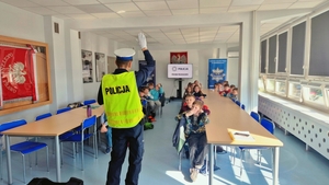 Policjant ruchu drogowego na spotkaniu.