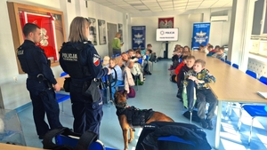 Przewodnik psa służbowego podczas prelekcji.