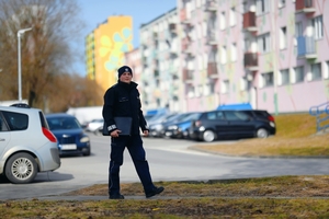 Dzielnicowy w rejonie służbowym.