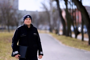 Dzielnicowy w rejonie służbowym.