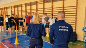 Policjanci z młodzieżą.