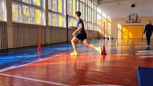 Zmagania na torze przeszkód.