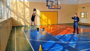 Zmagania na torze przeszkód.