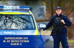 Dzielnicowy przy radiowozie.