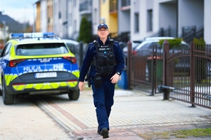 Dzielnicowy w rejonie służbowym.