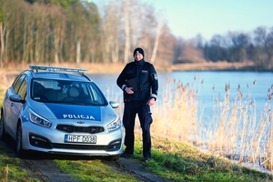 Dzielnicowy w rejonie służbowym.