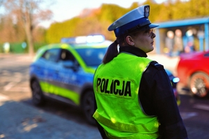 Policjantka przy radiowozie.
