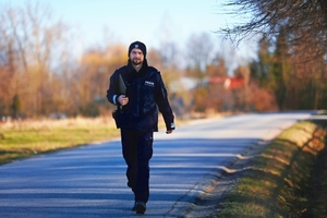 Dzielnicowy w rejonie służbowym.