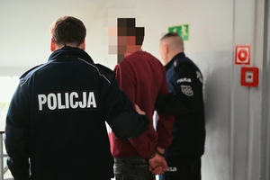 Policjanci z zatrzymanym.