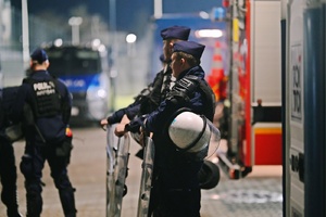 Policjanci z tarczami.