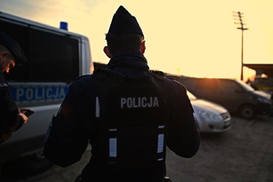 Policjant a w tle stadion.