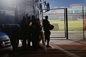 Policjanci a w tle stadion.