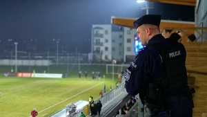Policjant na tle boiska.