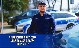 Dzielnicowy przy radiowozie.