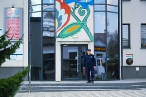 Dzielnicowy w rejonie służbowym.