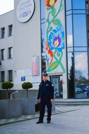Dzielnicowy w rejonie służbowym.
