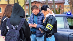 Policjanci legitymujący młodzież.