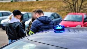 Policjanci legitymujący młodzież.