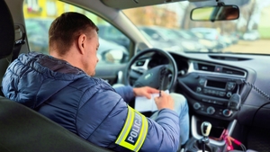 Policjanci legitymujący młodzież.