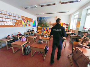 Dzielnicowy podczas spotkania z uczniami.