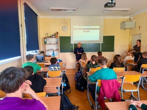 Policjantka podczas spotkania z młodzieżą.