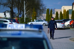 Dzielnicowy w rejonie służbowym.