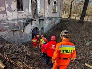 Uczestnicy podczas szkolenia w terenie.