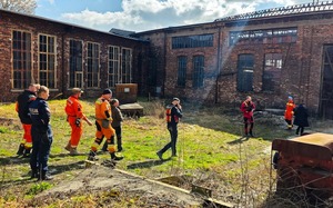 Uczestnicy podczas szkolenia w terenie.
