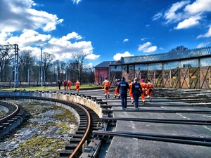 Uczestnicy podczas szkolenia w terenie.