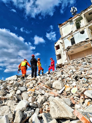 Przewodnicy podczas pracy na gruzowisku.
