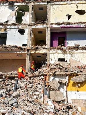 Przewodnicy podczas pracy na gruzowisku.