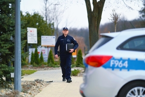 Dzielnicowy w rejonie służbowym.