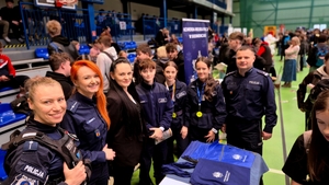 Zdjęcie grupowe przy stoisku.