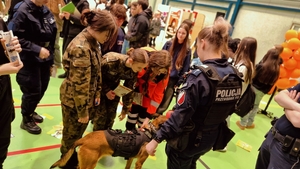 Policjanci na Targach Edukacyjnych w Skierniewicach.