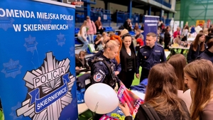 Policjanci na Targach Edukacyjnych w Skierniewicach.