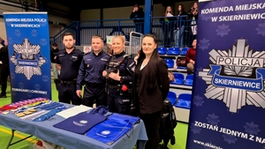 Policjanci na Targach Edukacyjnych w Skierniewicach.
