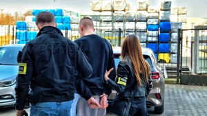 Policjanci kryminalni z zatrzymanym.