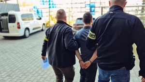 Policjanci kryminalni z zatrzymanym.