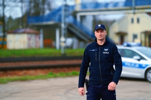 Dzielnicowy w rejonie służbowym.