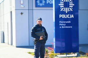 Policjant przy posterunku.