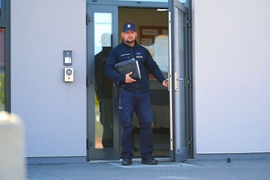 Policjant przy posterunku.