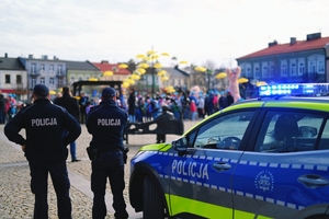 Policjanci na skierniewickim rynku.