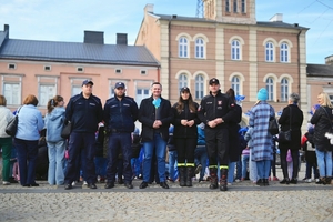 Policjanci na skierniewickim rynku.