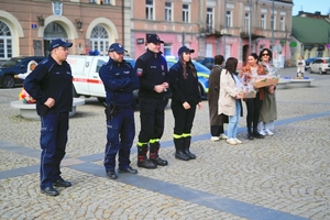 Policjanci na skierniewickim rynku.