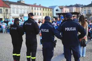 Policjanci na skierniewickim rynku.