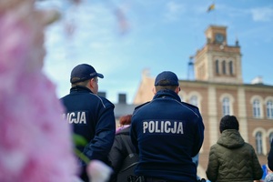 Policjanci na skierniewickim rynku.