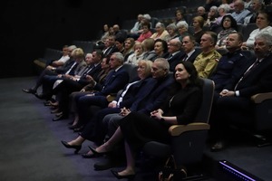 Goście i seniorzy podczas debaty.