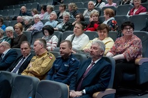 Goście i seniorzy podczas debaty.